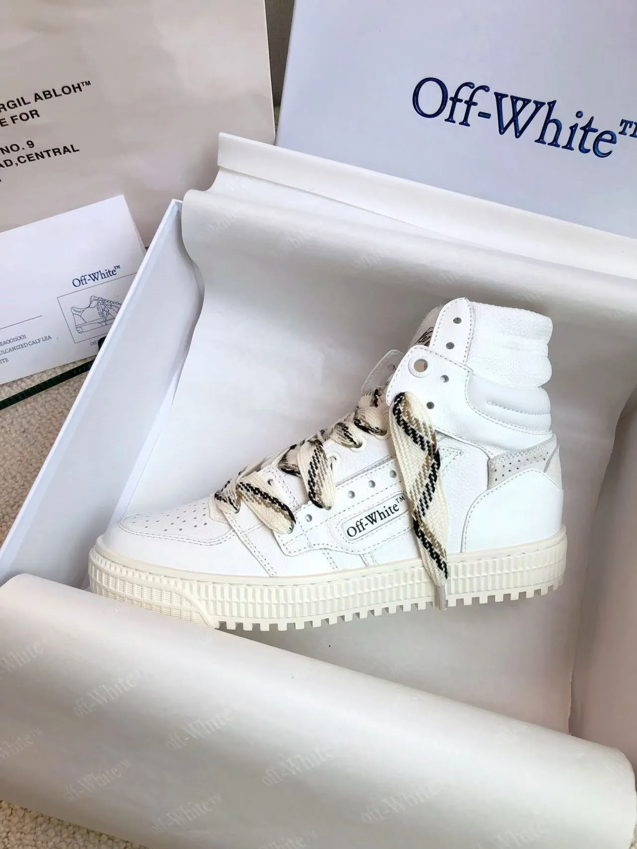Men's shoes💰620 OFF WHITE ⚡️Couple style⚡️🍓New color🍓 The latest spring model of Gaobang street casual Martin style masterpiece, released the highest quality version on the market 👊 Series original mold opening, original lasting, production technology 1:1 original ➰🔜The best choice for more and more celebrities and Internet celebrities🔸In the classics Changes in the code🔸Innovate in the trend🔸Strive to break away from the shackles of bad street design🔝Although he is not the originator of fashion design, he is definitely a shining dark horse in avant-garde design🐴🆙Do not follow the trend🔅Not universal beauty🔅 Fabric💯First-layer cowhide Lining💯Imported skin-friendly and environmentally friendly polyester mesh Foot pads💯Original molded high-elastic environmentally friendly molding pads Midsole💯Original sleeve lasting process Outsole💯Rubber outsole Packaging💯Official website synchronizes a full set of packaging (brand wrapping paper, brand certificate, brand bag) code number 35-44, 45 customized